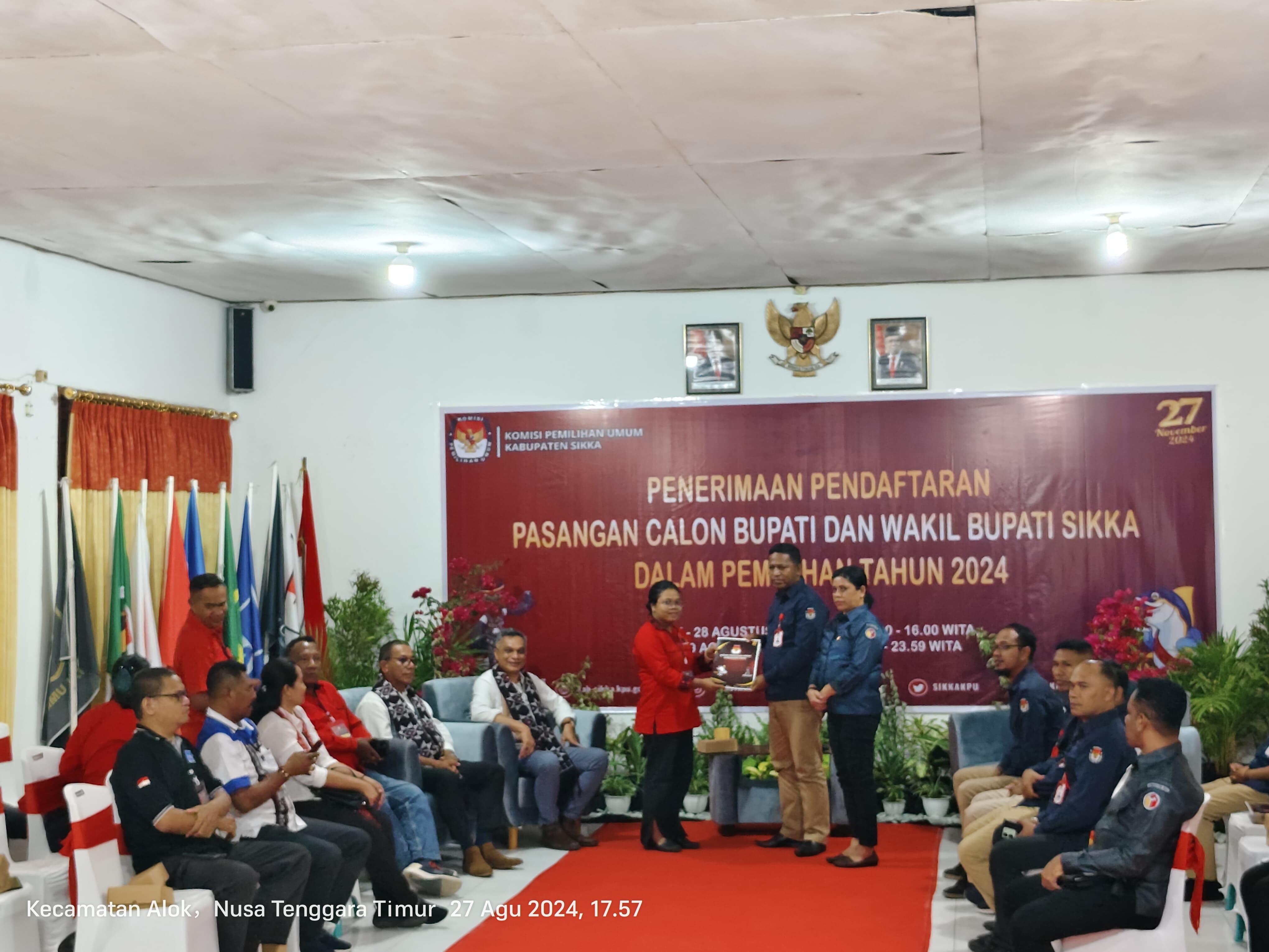 Penyerahan Tanda Terima Pendaftaran Oleh Ketua KPU Sikka Herimanto Kepada Tim Penghubung Paket Romantis Bersama Ketua Bawaslu Kab.Sikka Florita Idah Djuang