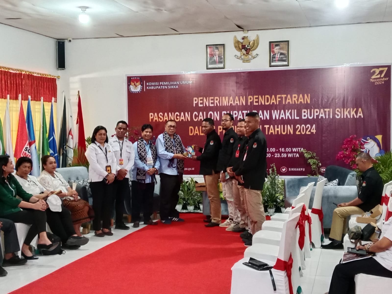 Penyerahan Tanda Terima Pendaftaran Oleh Ketua KPU Sikka Herimanto Kepada Tim Penghubung Paket SARR Bersama Ketua Bawaslu Kab.Sikka Florita Idah Djuang