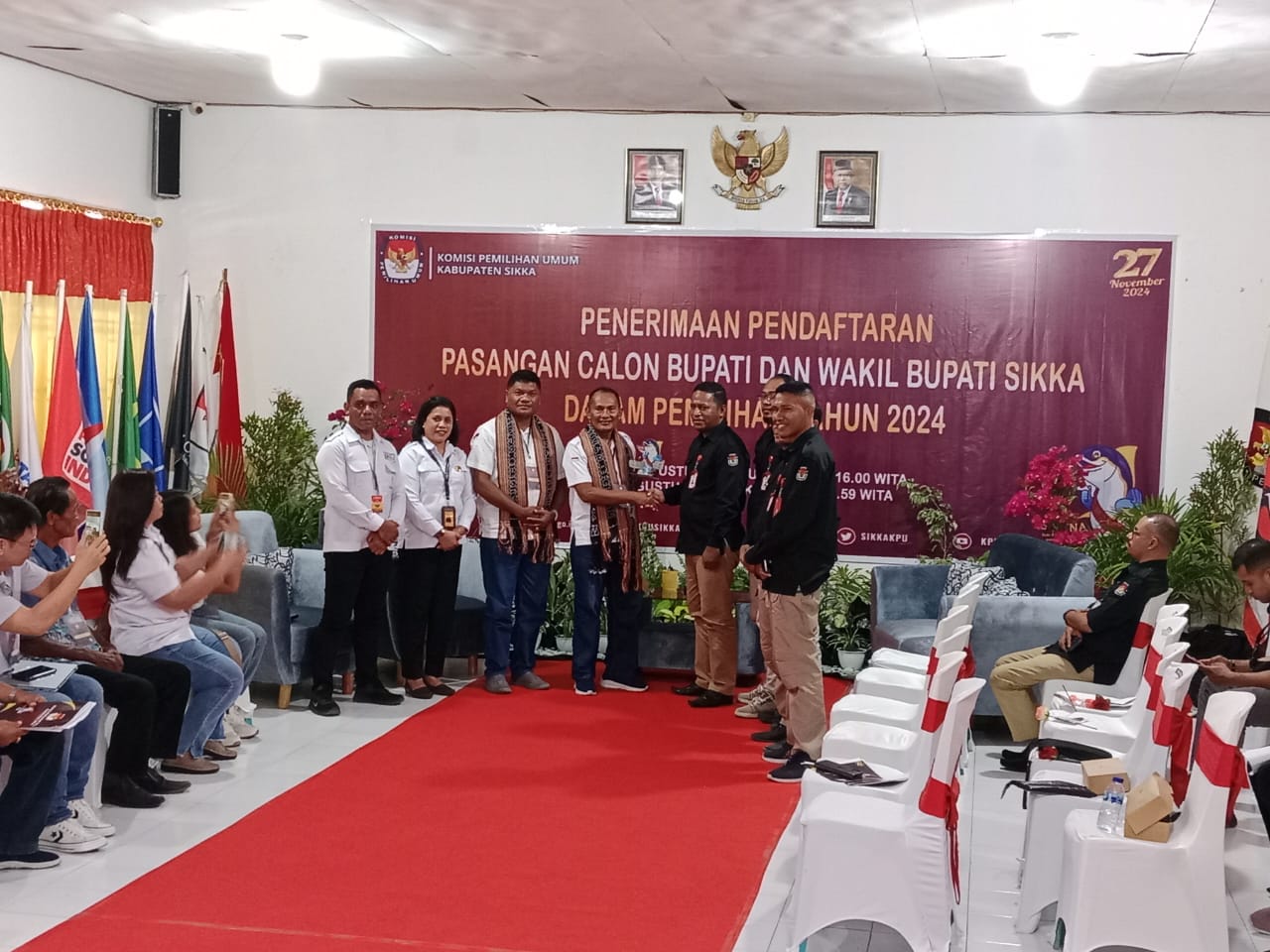 Penyerahan Tanda Terima Pendaftaran Oleh Ketua KPU Sikka Herimanto Kepada Tim Penghubung Paket Romantis Bersama Ketua Bawaslu Kab.Sikka Florita Idah Djuang