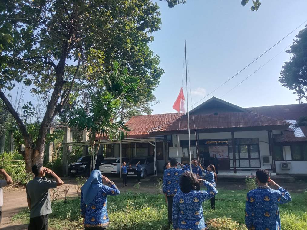 Upacara peringatan Hari Kebangkitan Nasional (Harkitnas) ke – 117 bertempat di halaman kantor Bawaslu Kabupaten Sikka, Selasa (20/05/2025).