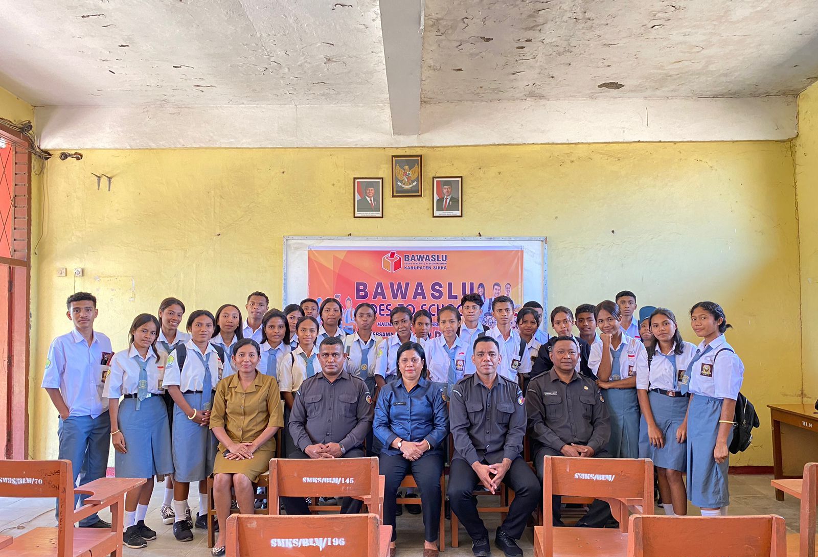 Foto Bersama Ketua dan Anggota, Koordinator Sekretariat Bawaslu Kabupaten Sikka serta Guru dan Peserta Murid SMKS Budi Luhur Maumere, 04/08/2025