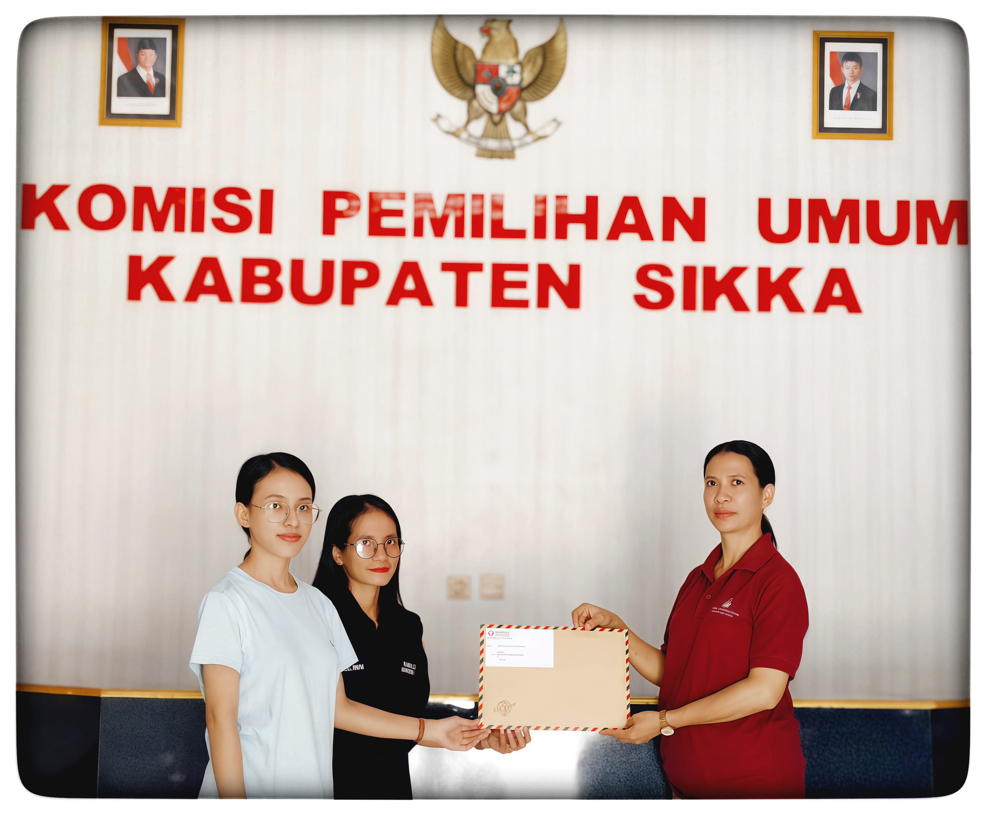 Penyerahan saran perbaikan dari Bawaslu Kabupaten Sikka kepada KPU Kabupaten Sikka 