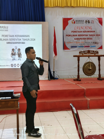 Anggota Bawaslu Sikka Muhajir Latif saat membawakan Materi