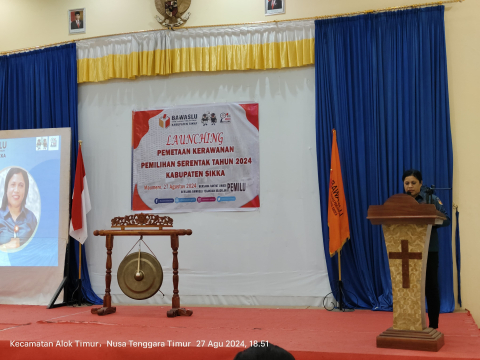 Ketua Bawaslu Sikka Florita Idah Djuang memberikan sambutan pada kegiatan Launching Pemetaan Kerawanan