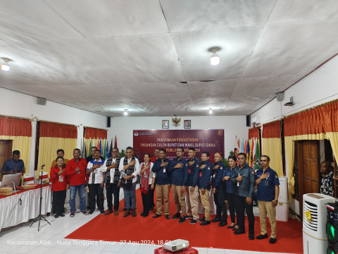 Foto Bersama Ketua dan Anggota KPU Kab.Sikka, Ketua dan Anggota Bawaslu Kabupaten Sikka serta Tim Paket Romantis