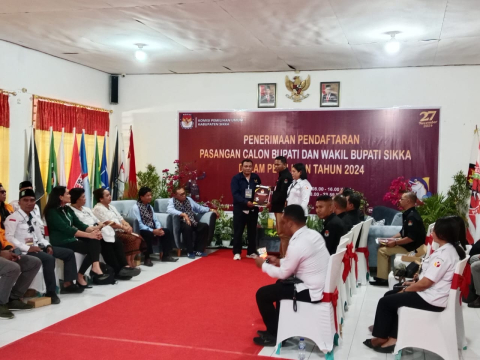 Penyerahan Dokumen Pendaftaran oleh Tim Penghubung Paket SARR kepada Ketua Kpu Sikka