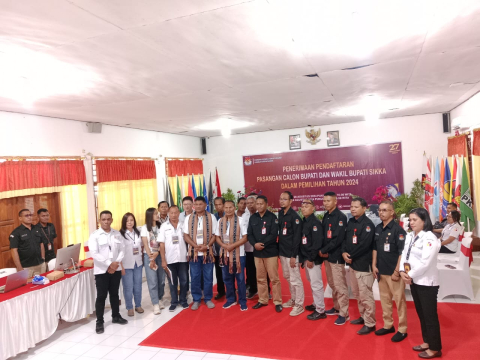 Foto Bersama Ketua dan Anggota KPU Kab.Sikka, Ketua dan Anggota Bawaslu Kabupaten Sikka serta Tim Paket Florida