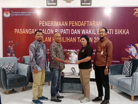 Ketua Bawaslu Kab.Sikka Saat Menerima Penyerahan Berita Acara Tanda Penerimaan Perbaikan Dokumen Paslon dan Berita acara dan Tanda Terima Perbaikan Dokumen Paslon
