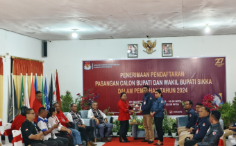 Penyerahan Tanda Terima Pendaftaran Oleh Ketua KPU Sikka Herimanto Kepada Tim Penghubung Paket Romantis Bersama Ketua Bawaslu Kab.Sikka Florita Idah Djuang