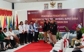 Penyerahan Tanda Terima Pendaftaran Oleh Ketua KPU Sikka Herimanto Kepada Tim Penghubung Paket SARR Bersama Ketua Bawaslu Kab.Sikka Florita Idah Djuang