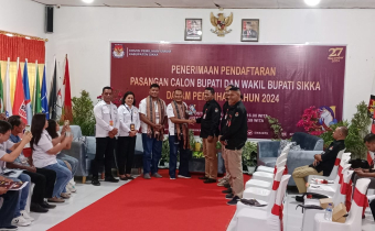 Penyerahan Tanda Terima Pendaftaran Oleh Ketua KPU Sikka Herimanto Kepada Tim Penghubung Paket Romantis Bersama Ketua Bawaslu Kab.Sikka Florita Idah Djuang