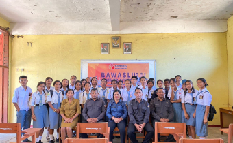 Foto Bersama Ketua dan Anggota, Koordinator Sekretariat Bawaslu Kabupaten Sikka serta Guru dan Peserta Murid SMKS Budi Luhur Maumere, 04/08/2025