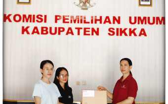 Penyerahan saran perbaikan dari Bawaslu Kabupaten Sikka kepada KPU Kabupaten Sikka 